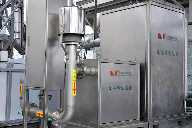 With the establishment of wastewater treatment in Linyuan plant, Nan Ya Plastics Corp. makes full use of environmental technology to cope with exhaust gas by connecting completely closed pipelines to the low-temperature catalyst incineration system.