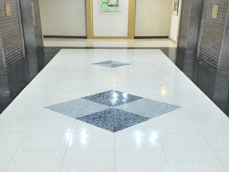 Viewed as eco-friendly and non-toxic adhesive, pressure-sensitive adhesive is applicable to installation for plastic floor tiles.