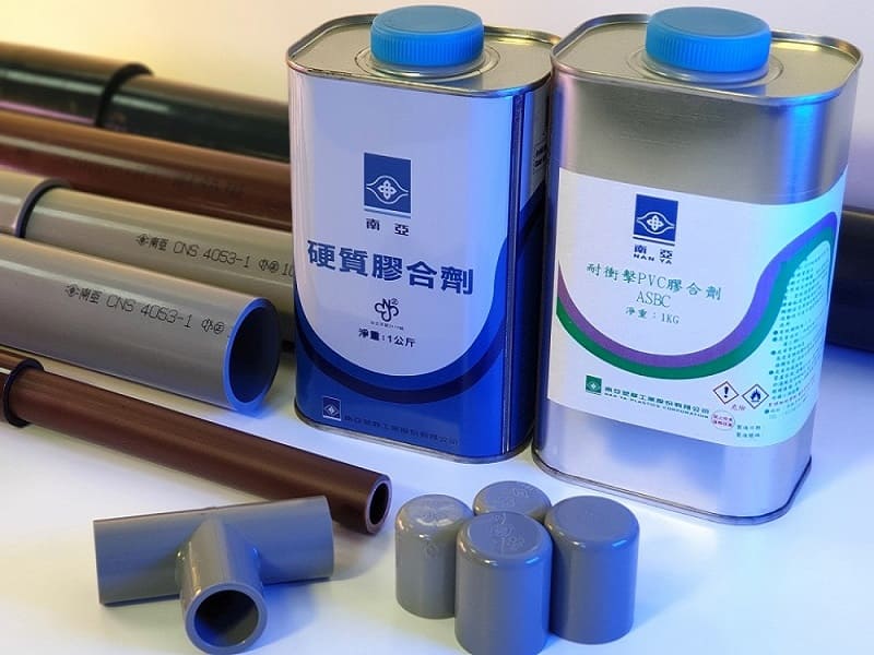 PVC pipe adhesive, known as PVC cement or solvent cement, is applicable to glue PVC pipes or other PVC products.